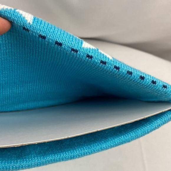 Aldi holiday knit hat with pompom - Picture 5 of 7